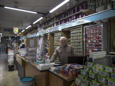 �Fu un suo amico rappresentante di vernici a proporgli di vendere il prodotto � racconta suo figlio Aldo, di 72 anni �. La prima sede del 1954 fu inaugurata in locale piccolissimo sempre su questa strada, ad angolo con via Dante�